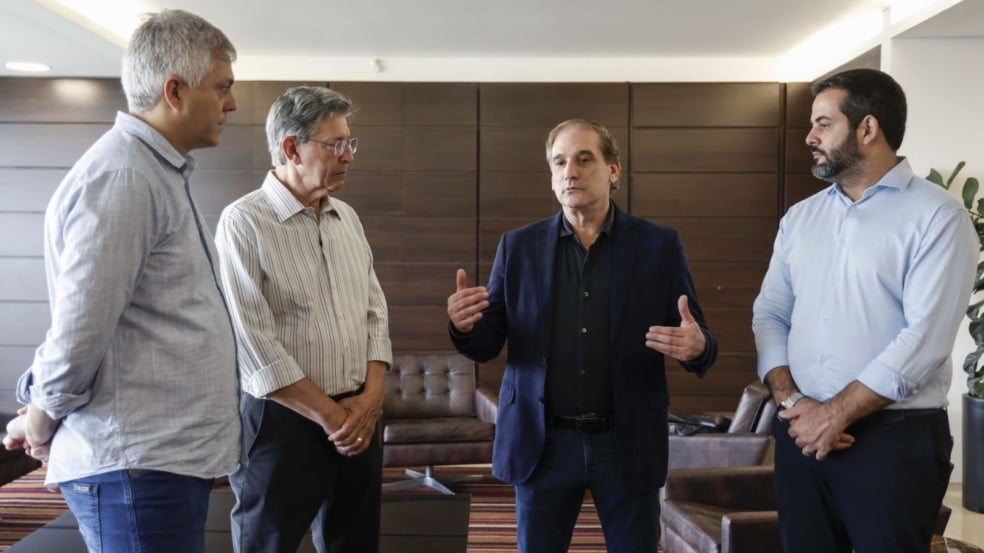 Presidente da Henkel Brasil recebido pelo prefeito o vice e o gestor