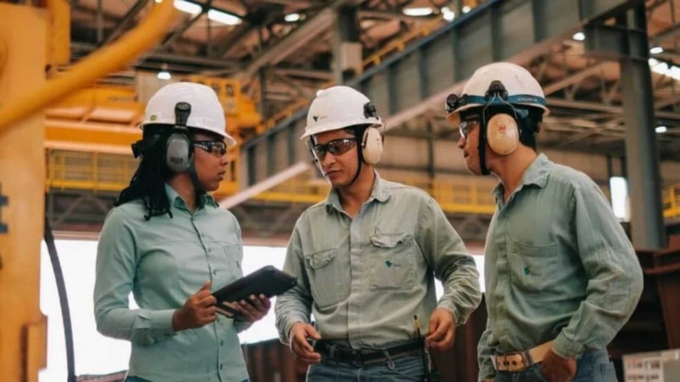 Operários em empresa Vale