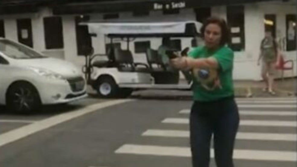 Carla Zambelli aponta arma