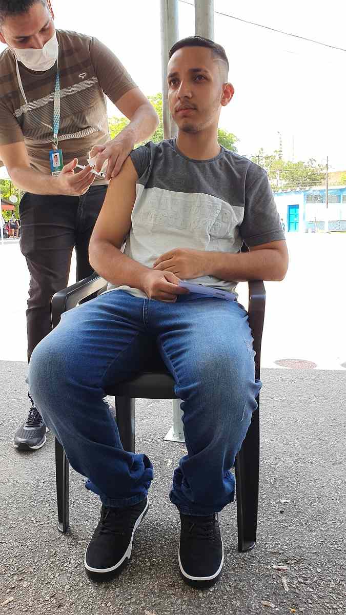 Ginásio_Nenezão-pessoa-se-vacinando-CLP-compressed