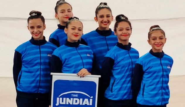Ginastas do Time Jundiaí que foram ficaram em primeiro lugar posam para foto