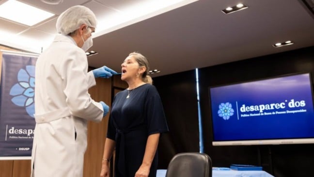 Ana Paula Farias fazendo a coleta de DNA para campanha do Governo Federal
