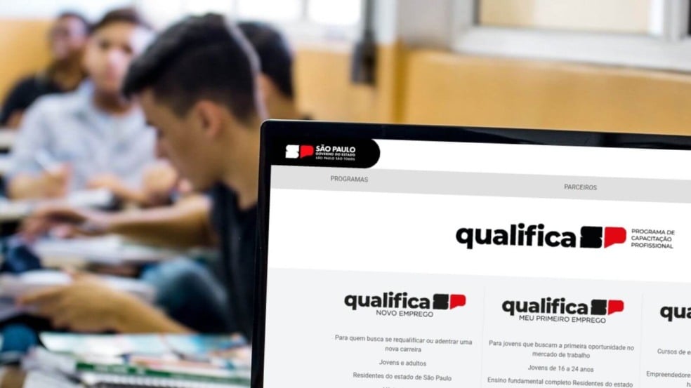 Computador com site do Governo de SP aberto em página de cursos gratuitos