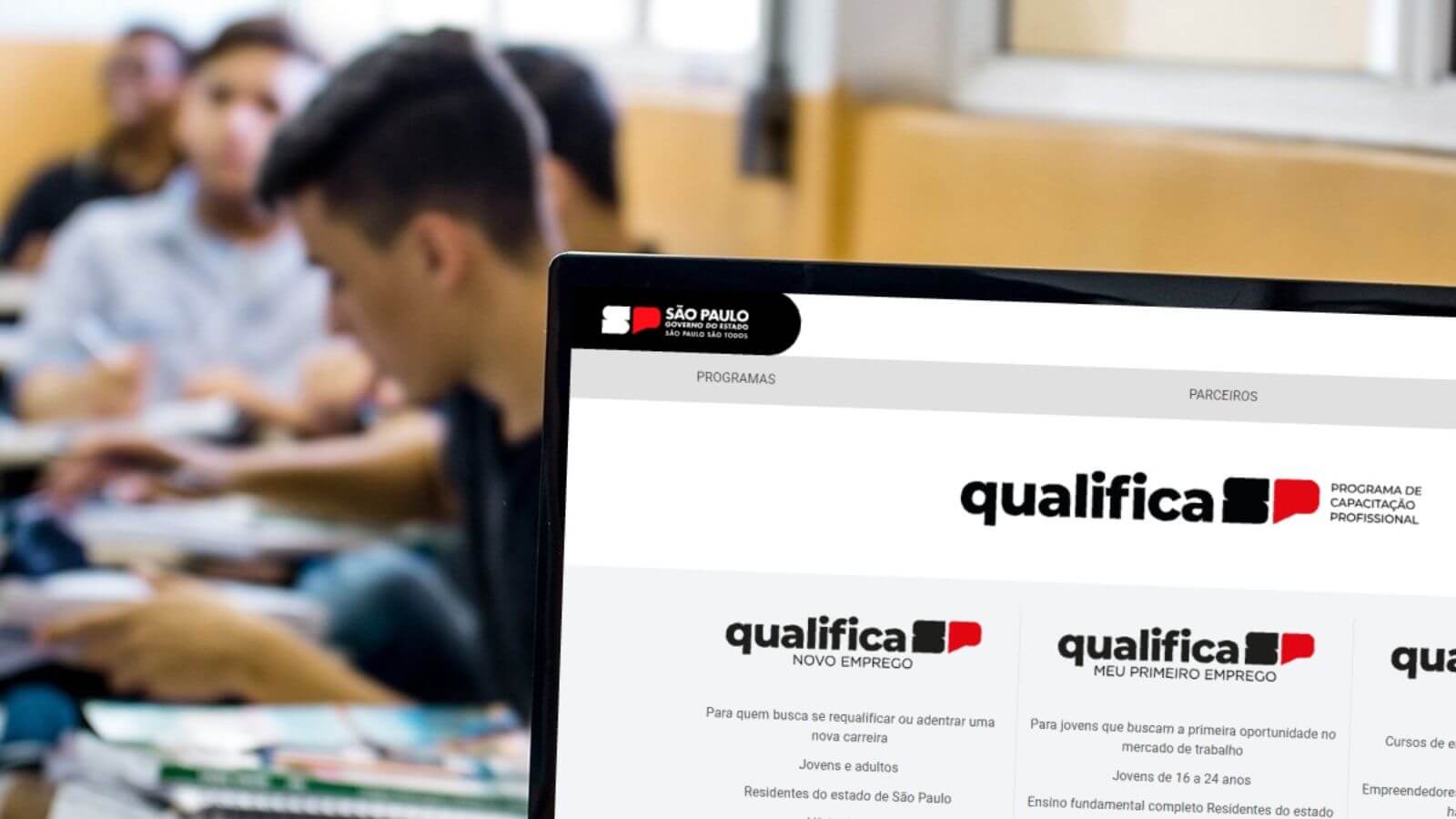 Computador com site do Governo de SP aberto em página de cursos gratuitos