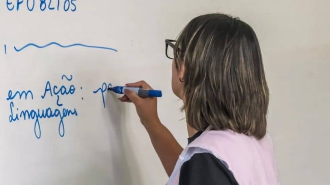 Professora de ensino técnico em sala de aula