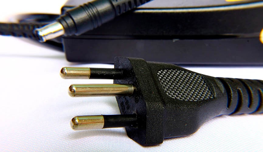 Tomada de três pinos deve ter uso revogado por governo