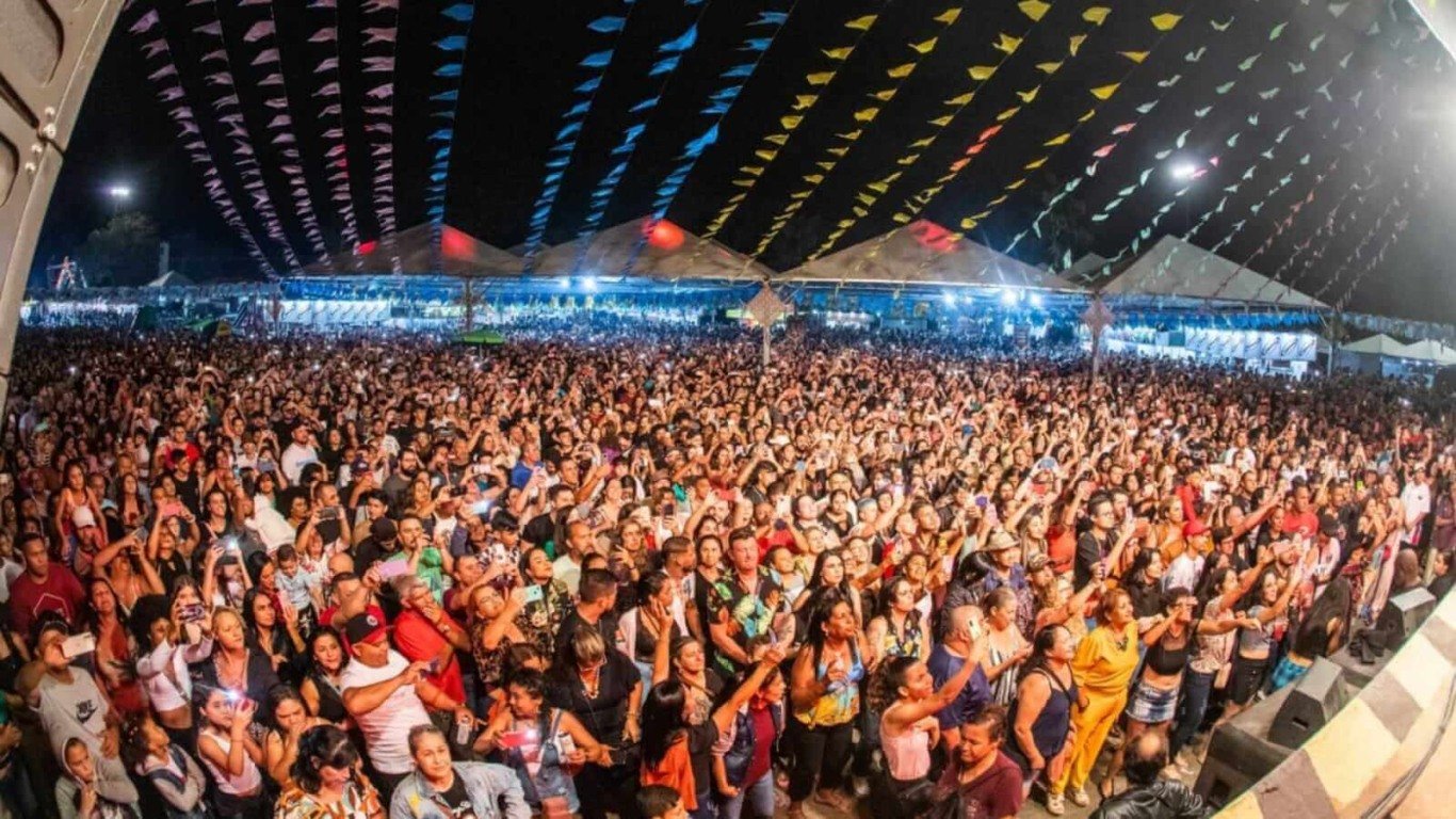 Público em show do Grupo Falamansa em Itupeva