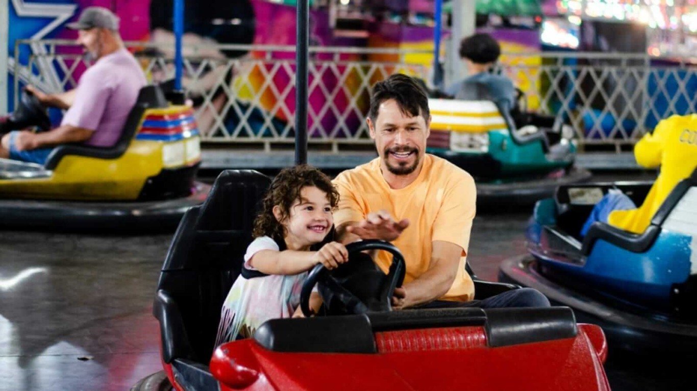 Pai e filha em carrinho