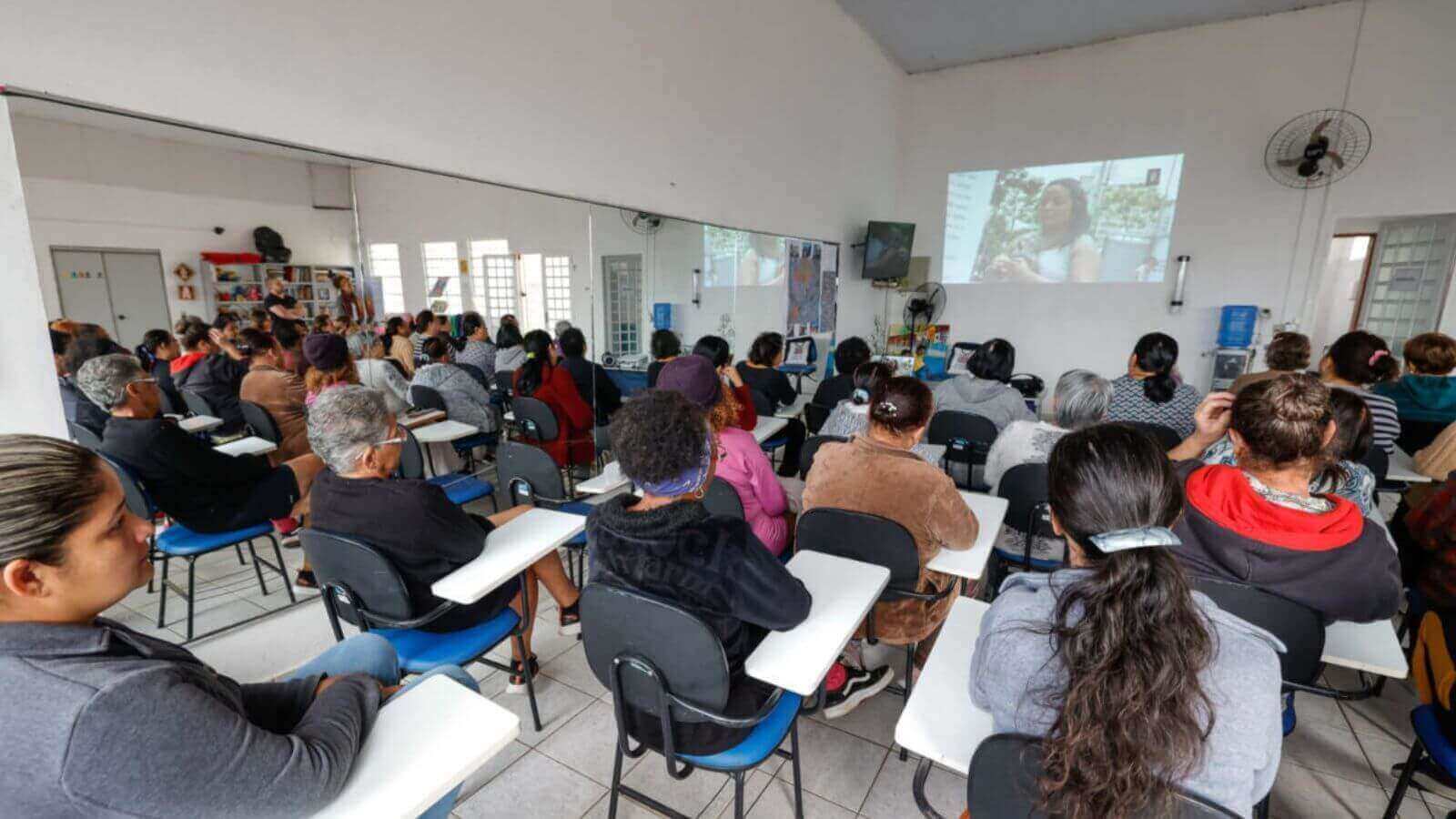 Grupo de Ginástica Terapêutica da UBS Tarumã tem sessão de cinema todo mês