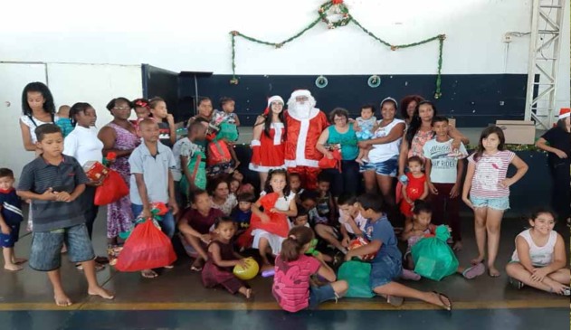 crianças carentes tiram foto com papai noel