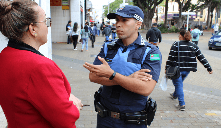 Guarda Municipal de Jundiaí faz alerta sobre uso do celular nas ruas
