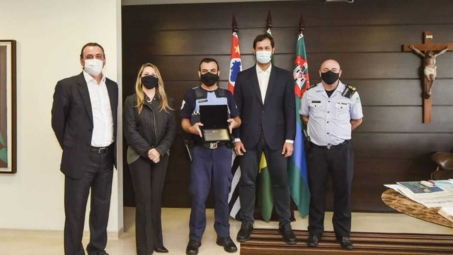 Gustavo Maryssael, Carla Basson, o prefeito Luiz Fernando, o comandante da GM, Benedito Marcos Moreno e o GM Humberto Gonçalves no Paço Municipal de Jundiaí