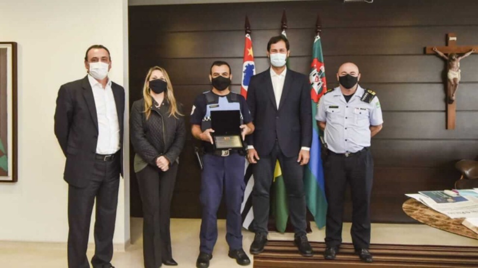 Gustavo Maryssael, Carla Basson, o prefeito Luiz Fernando, o comandante da GM, Benedito Marcos Moreno e o GM Humberto Gonçalves no Paço Municipal de Jundiaí