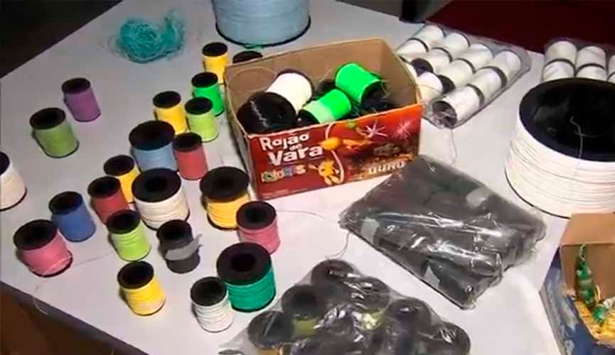 carreteis de linhas com cerol em mesa após serem apreendidos