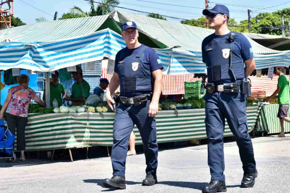 Guarda Municipal garante segurança à população nas feiras e varejões de Jundiaí Guarda Municipal garante segurança à população nas feiras e varejões de Jundiaí