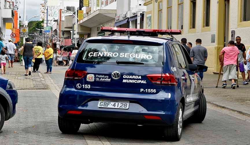 viatura da guarda municipal de jundiaí em rua do centro de jundiaí. a foto mostra a viatura andando e nos vidros traseiros tem a seguinte frase: "centro seguro"