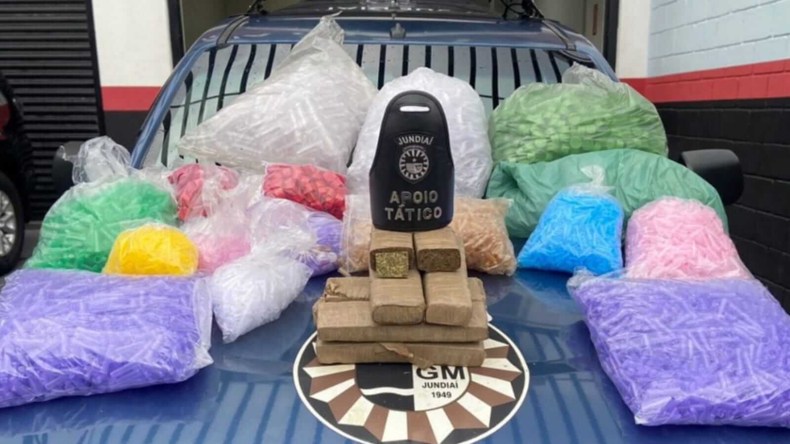 Drogas apreendidas por GMJ em capô de viatura