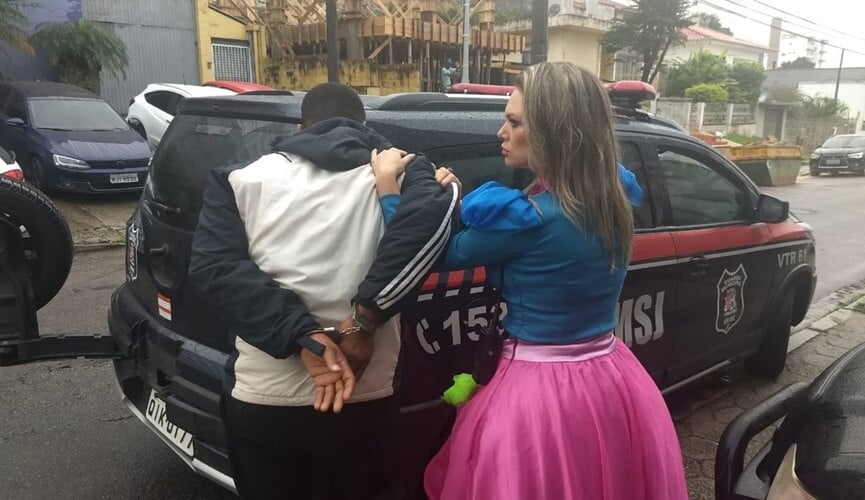 Guarda vestida de princesa prende homem em flagrante por roubo