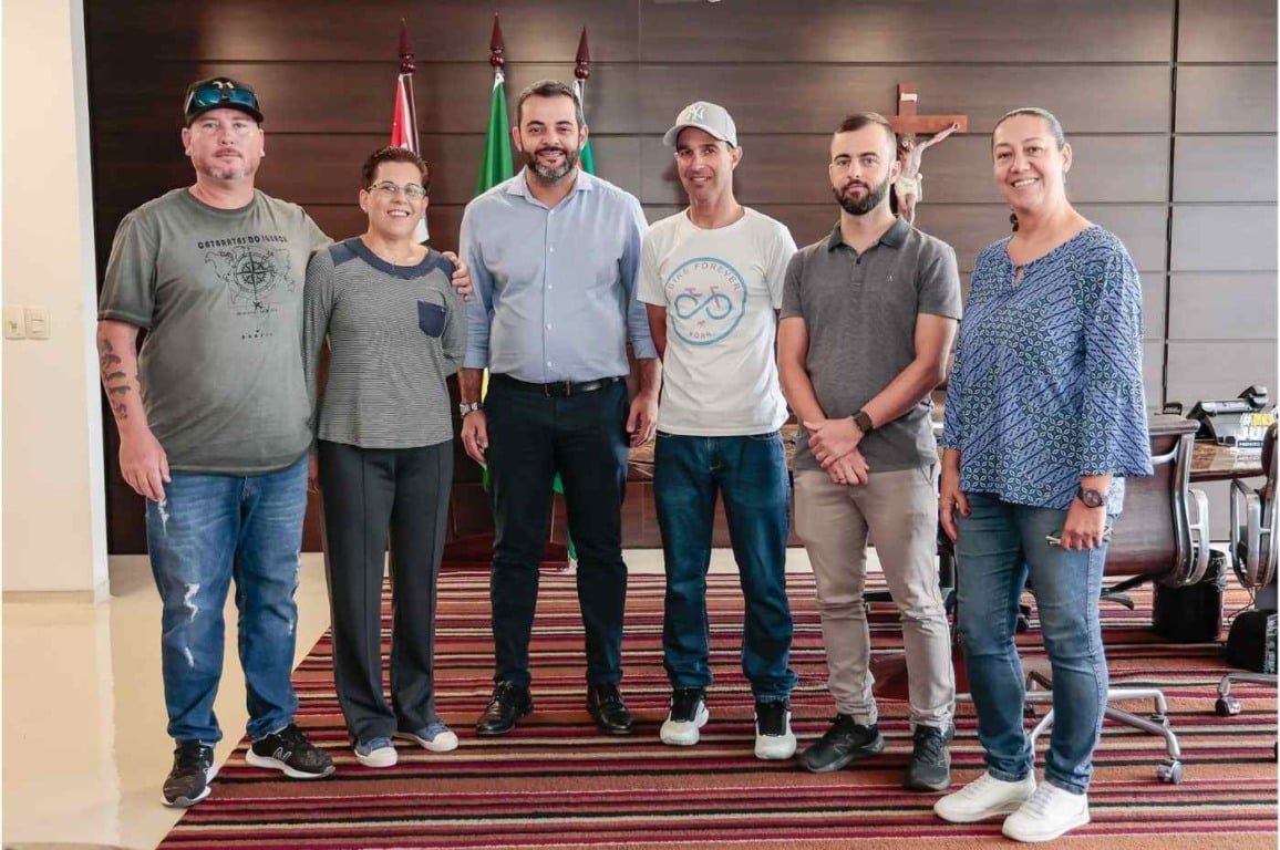 Reunião sobre a Copa Mazza de Ciclismo em Jundiaí, com organizadores e autoridades, destacando o apoio ao evento esportivo.