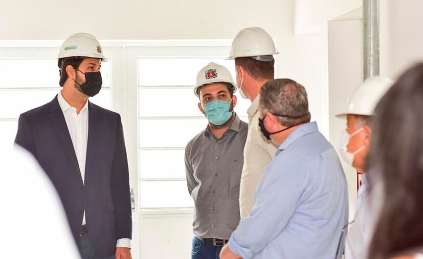 Gustavo Martinelli, prefeito Luiz Fernando Machado e representantes da Saúde de Jundiaí