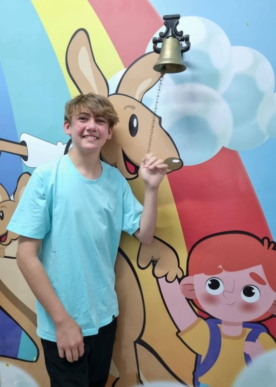 Menino celebra cura do câncer com sino da vitória no Grendacc de Jundiaí