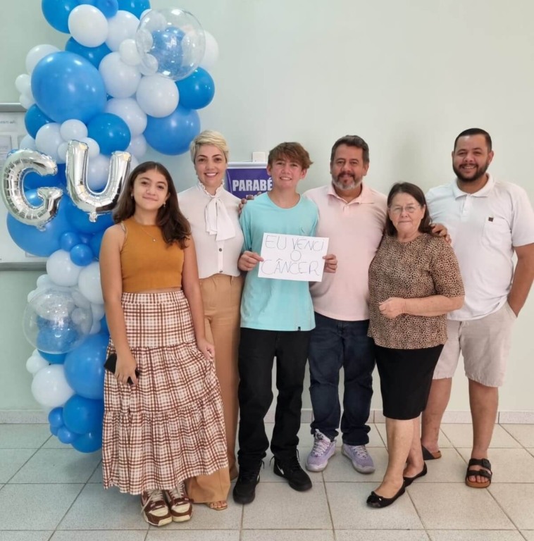 Menino celebra cura do câncer com sino da vitória no Grendacc de Jundiaí