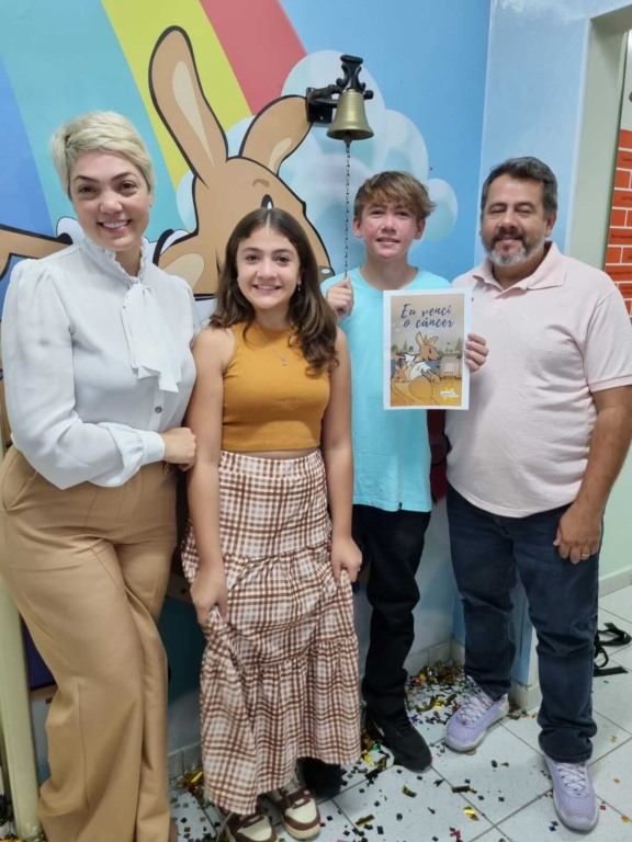 Menino celebra cura do câncer com sino da vitória no Grendacc de Jundiaí