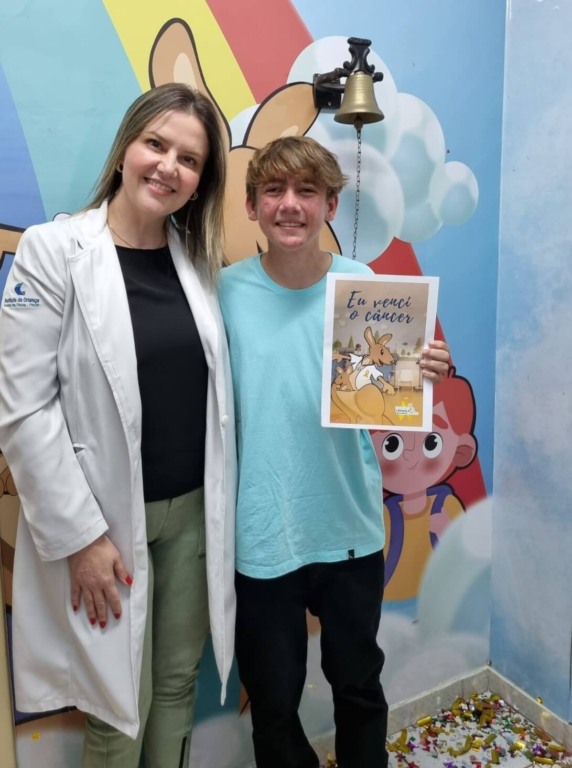 Menino celebra cura do câncer com sino da vitória no Grendacc de Jundiaí