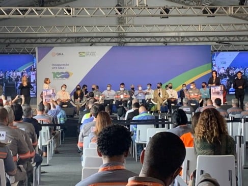 pessoas reunidas em uma solenidade