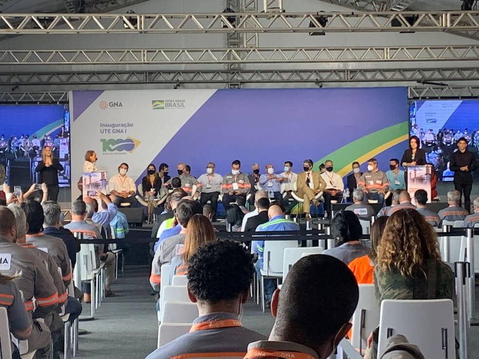 pessoas reunidas em uma solenidade