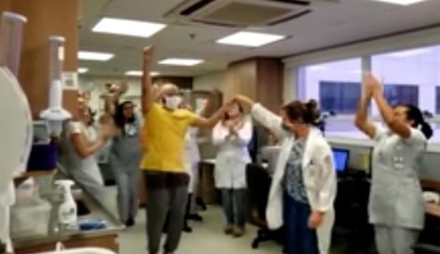 Foto de paciente festejando sua recuperação