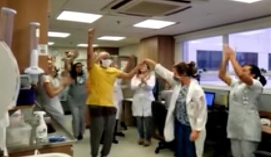 Foto de paciente festejando sua recuperação