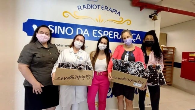 As doações foram recebidas pela supervisora de projetos sociais do HSV, Viviane Rasera e pela Enf.ª Flávia Volpiani