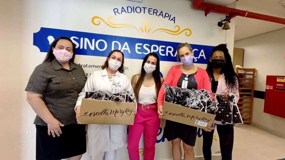 As doações foram recebidas pela supervisora de projetos sociais do HSV, Viviane Rasera e pela Enf.ª Flávia Volpiani