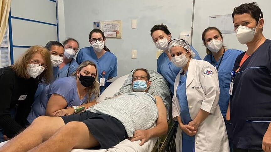 Paciente comemora alta no Hospital São Vicente depois de 106 dias internado
