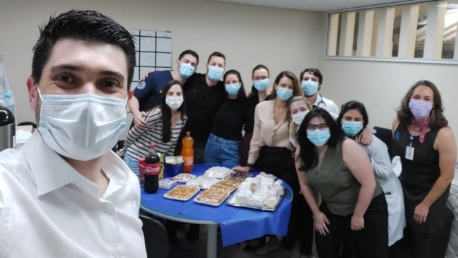 Ewerton e Viviane ao lado de alguns médicos do HSV na manhã deste dia 18