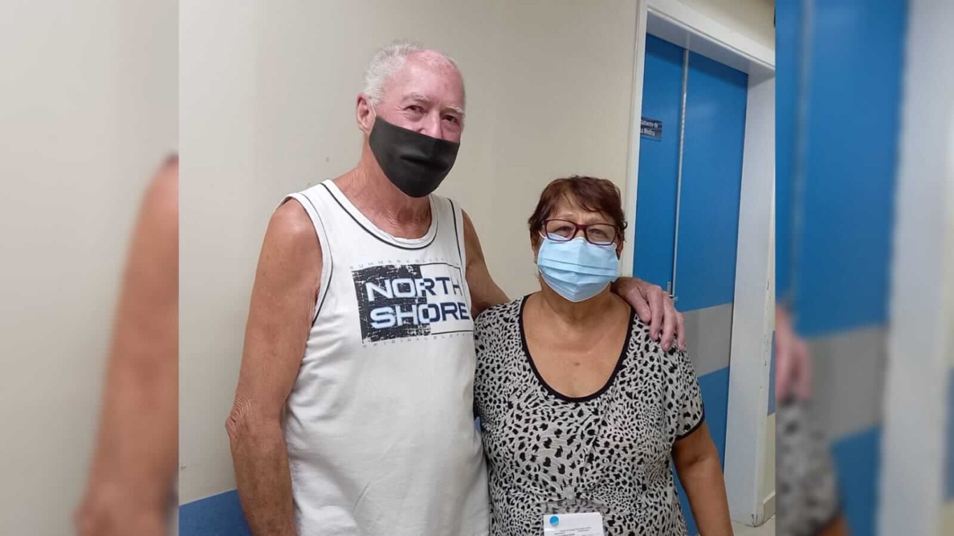 Homem com o braço em volta de uma mulher