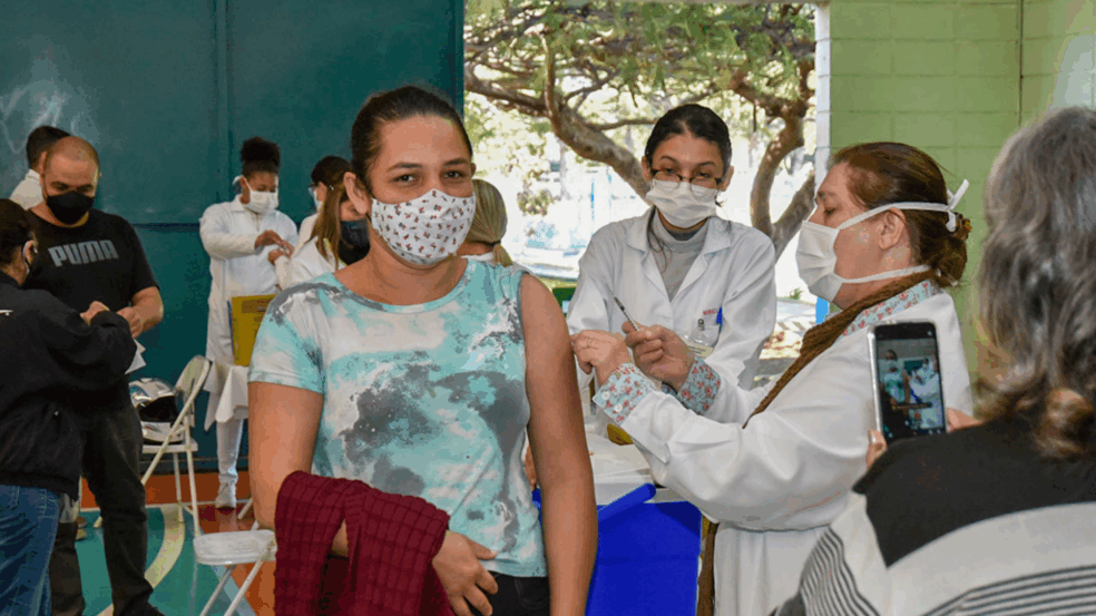 Público de 40 anos é imunizado contra a Covid-19, em Jundiaí