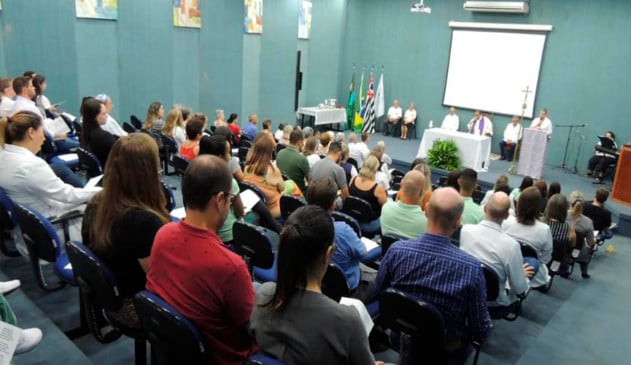 missa sendo realizada em anfiatro, com foto tirada da perspectiva de quem está sentado observando o altar montado à frente, onde fica o palco
