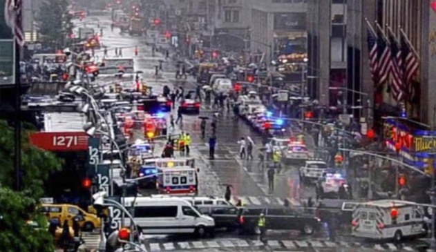 Helicóptero atinge prédio em Nova York