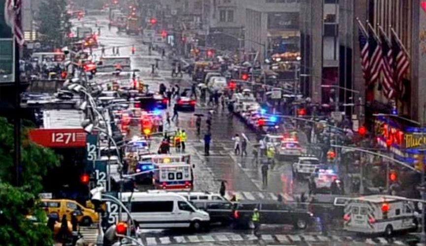 Helicóptero atinge prédio em Nova York