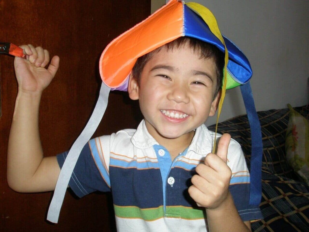 Menino com chapéu colorido