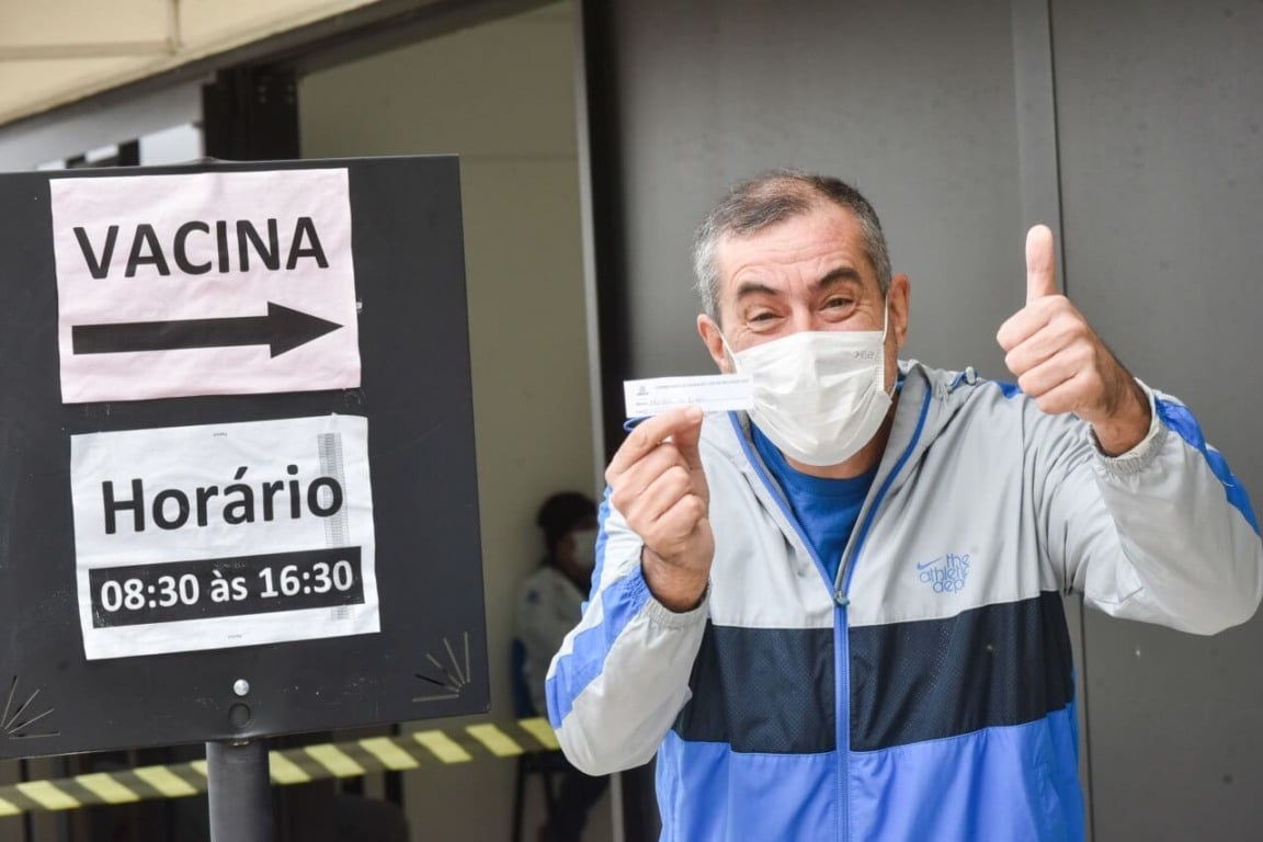 Homem em vacinação