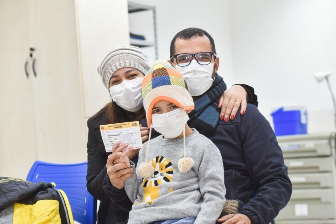 Família em UBS para vacinação