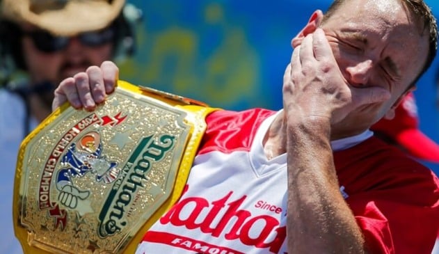 Homem come 71 cachorros-quentes em 10 minutos e vence concurso pela 12ª vez
