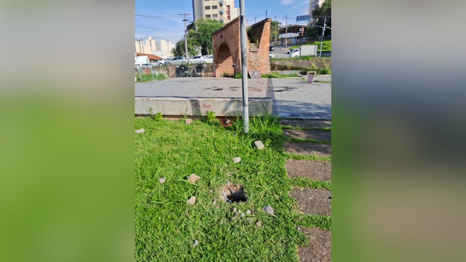 Poste, o qual os fios foram roubados