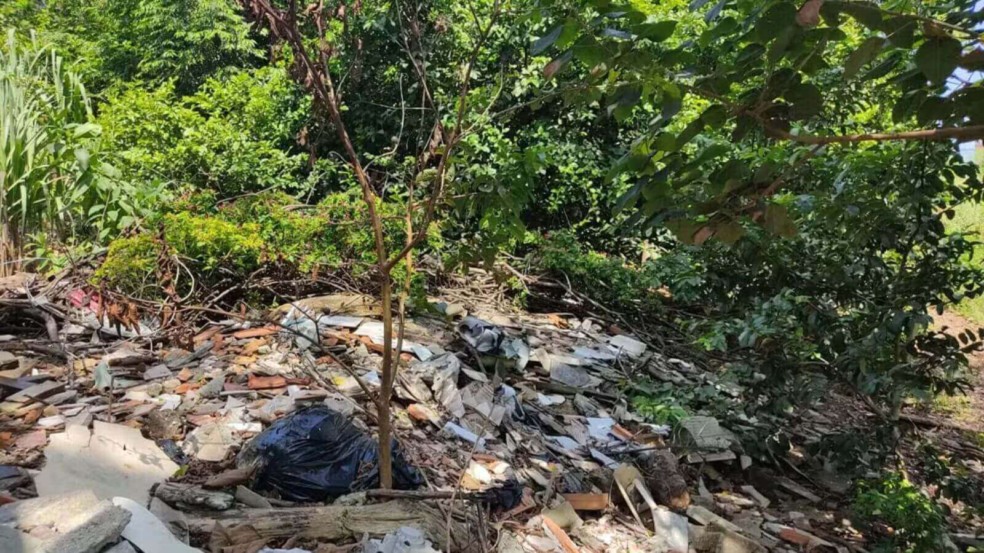 Homem é multado em R$ 12,5 mil por jogar entulho em terreno de Várzea Paulista Homem é multado em R$ 12,5 mil por jogar entulho em terreno de Várzea Paulista