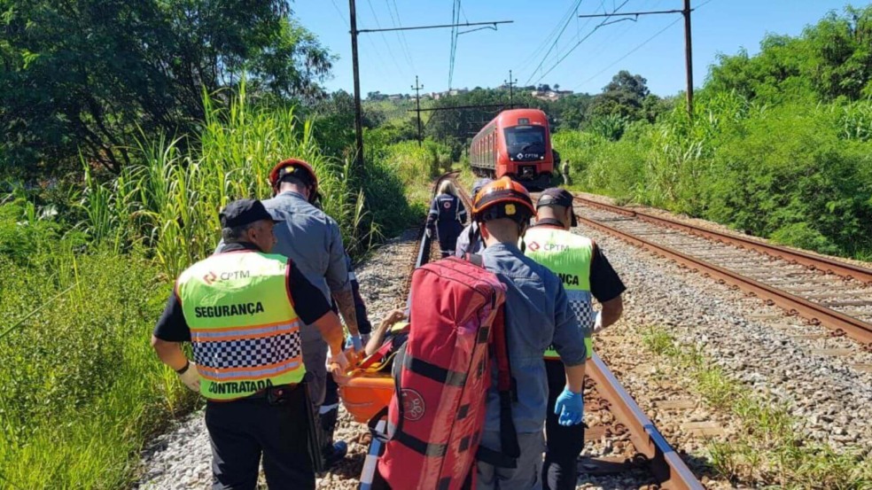 Homem é resgatado após acidente na linha de trem em Campo Limpo Paulista Homem é resgatado após acidente na linha de trem em Campo Limpo Paulista