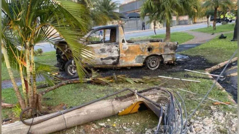Homem furta carro, bate em poste e é salvo de incêndio por policial em Jundiaí