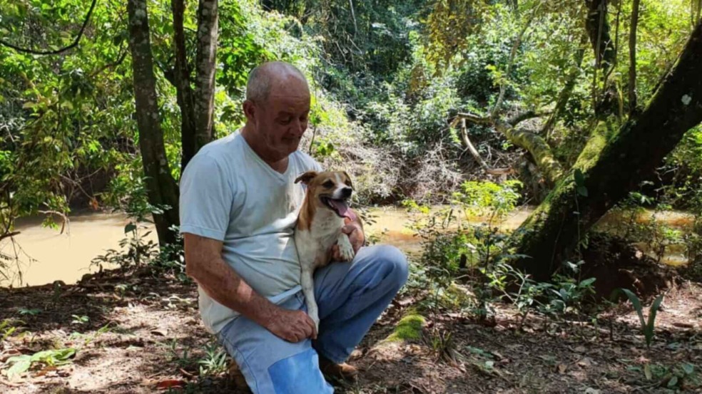 Homem com cachorro no colo